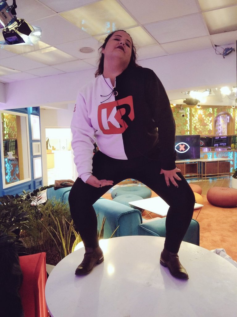 LaDamadNoche's tweet photo. Quítate el top🎶 JAJAJAJA

#GHDirecto #FiestaDj https://t.co/RNB4fjDnYv