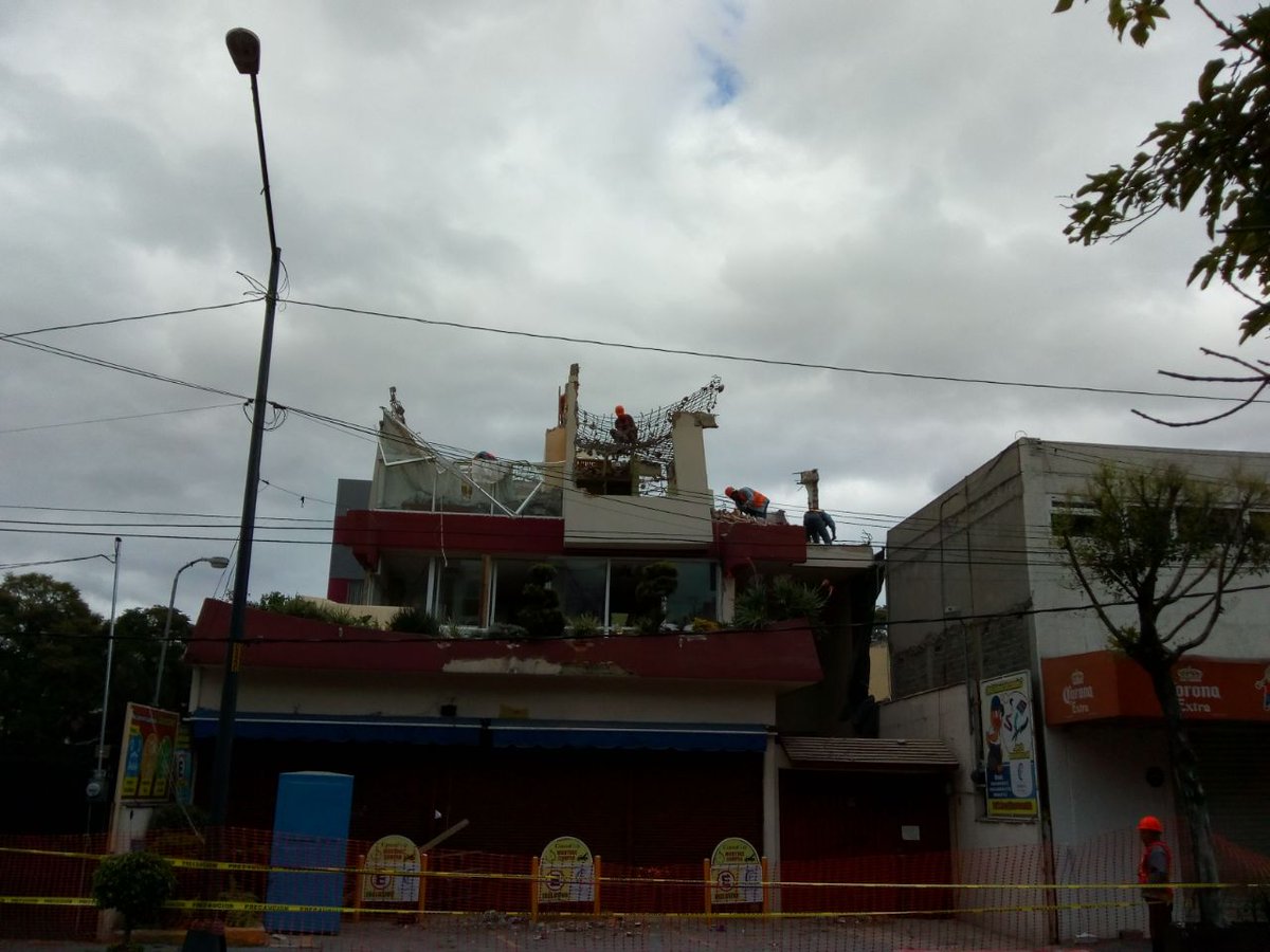 SGIRPC_CDMX's tweet photo. Estamos monitoreando los trabajos de demolición en Av. Prolongación División del Norte Col. Prado Coapa,Tlalpan, que realiza la @SOBSECDMX https://t.co/96gokHTQHQ