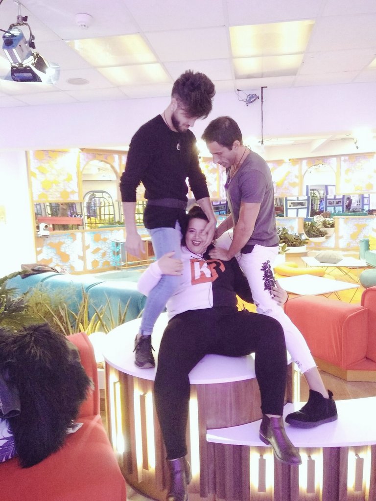 LaDamadNoche's tweet photo. Un movimiento sexy 🎶 quién fuera Pilar😍 

#GHDirecto #FiestaDj https://t.co/YLIeXbMDKt