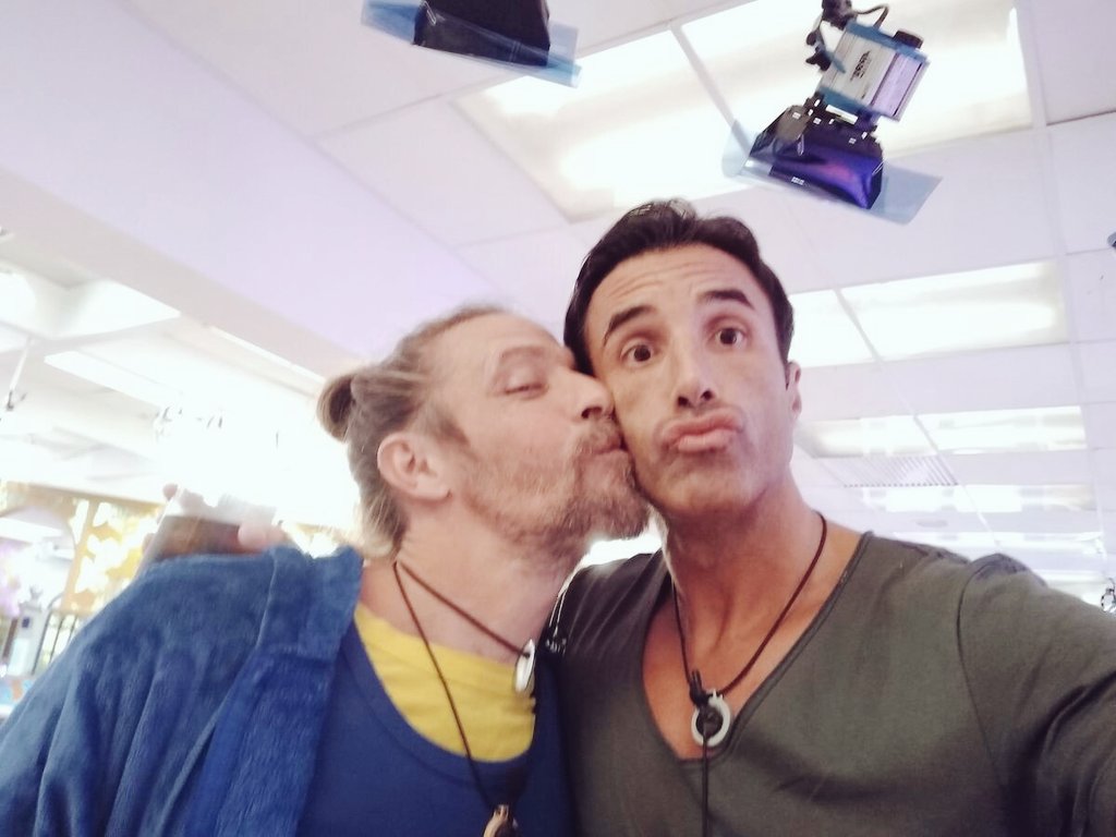 LaDamadNoche's tweet photo. Qué besucones Maico y Hugo💏 

#GHDirecto #FiestaDj https://t.co/34XmLCbWwl
