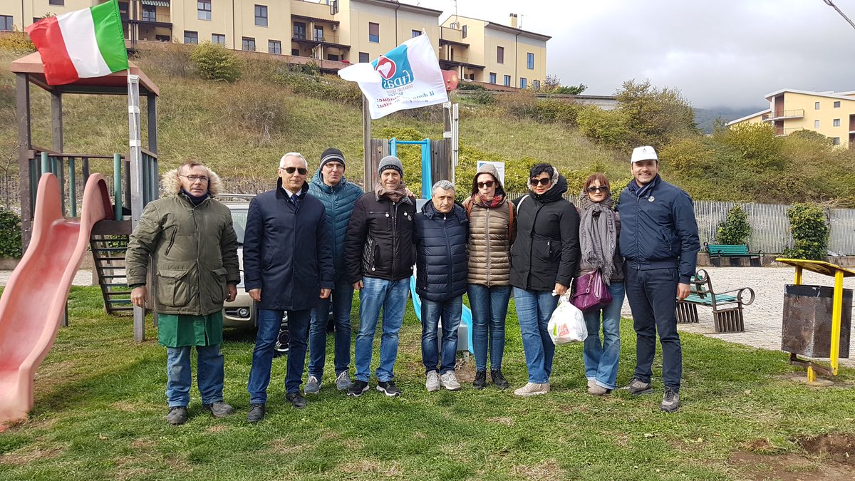 roccofranciosa's tweet photo. Mattinata trascorsa con @fidasbarile @ComunediBarile e ragazzi della #scuola a #piantare #alberi 
@fidasbasilicata #DonaSangue #PiantaAlberi https://t.co/IGjNkrSxLF