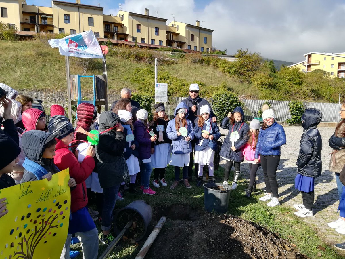 roccofranciosa's tweet photo. Mattinata trascorsa con @fidasbarile @ComunediBarile e ragazzi della #scuola a #piantare #alberi 
@fidasbasilicata #DonaSangue #PiantaAlberi https://t.co/IGjNkrSxLF