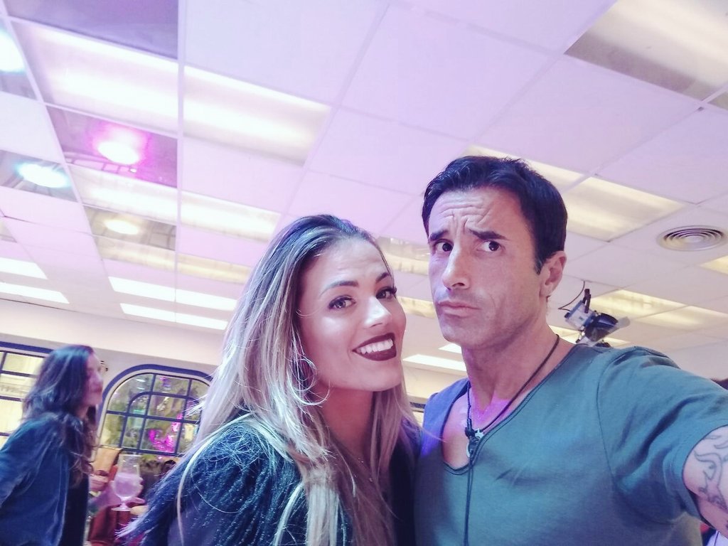 LaDamadNoche's tweet photo. Hugo y Alyson🙌 
JAJAJAJAJA muero con la 2° foto😂😂😂😂

#GHDirecto #FiestaDj https://t.co/hT9zl4qZKK
