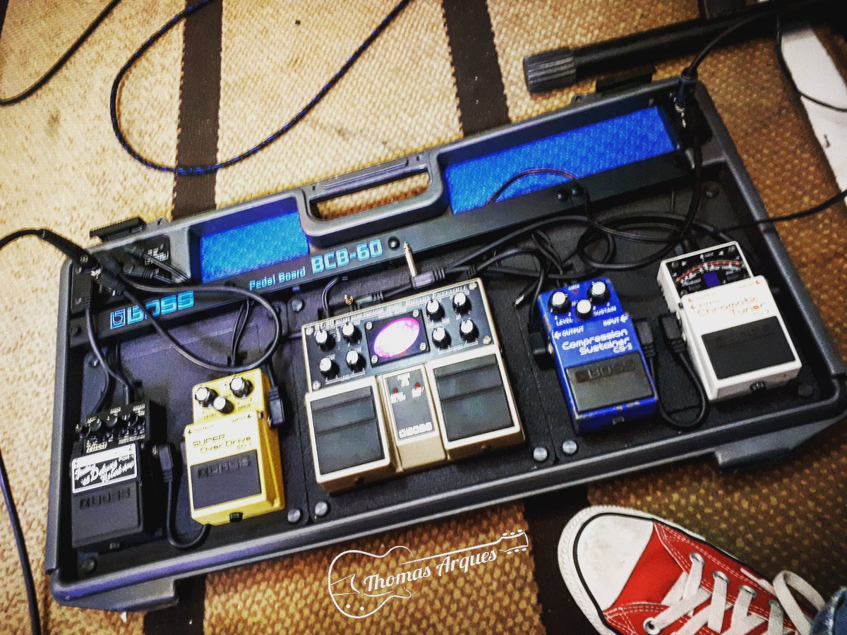 ThomasArques's tweet photo. Rehearsal with @BossFX_US 🎸🔊🎶🎵
#bossfx #bosspedals #rolandus #bossbrasil #rolandbrasil #pedalboard #guitargear #stompbox https://t.co/O9nsz4pqVZ