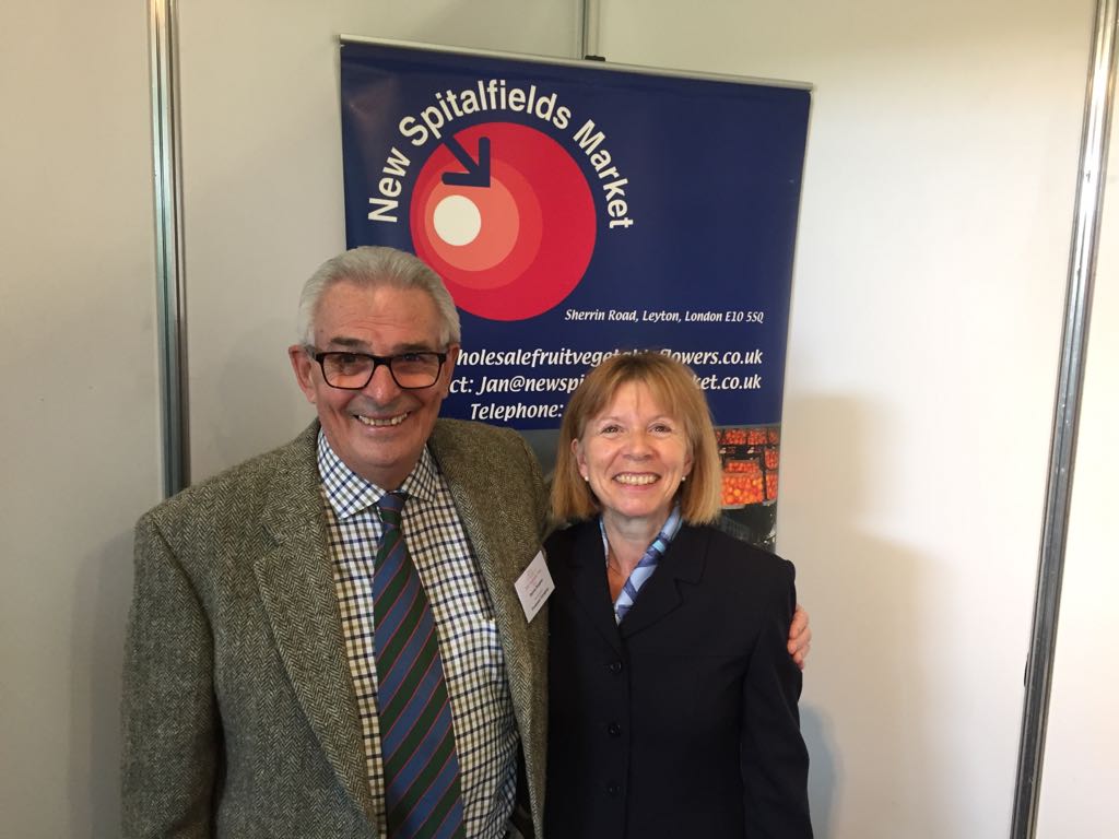 FruitnVeg_Spits's tweet photo. Look who came to see us - Master of @FruitLivery - great to see you all today, come and see us again tmrw on stand S80 #nfs17 @Nationalfruit https://t.co/R0IkuLG5NB