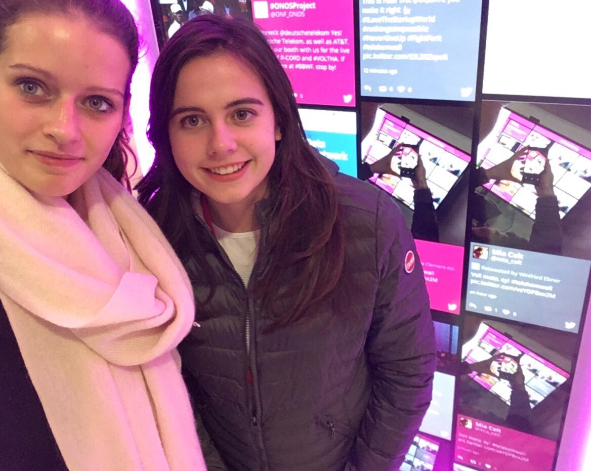 evapoppe3012's tweet photo. Was ist denn hier ?? Die #Telekomwall in Darmstadt ❤️💋#Werkstolz https://t.co/jQ3qZDcbP0