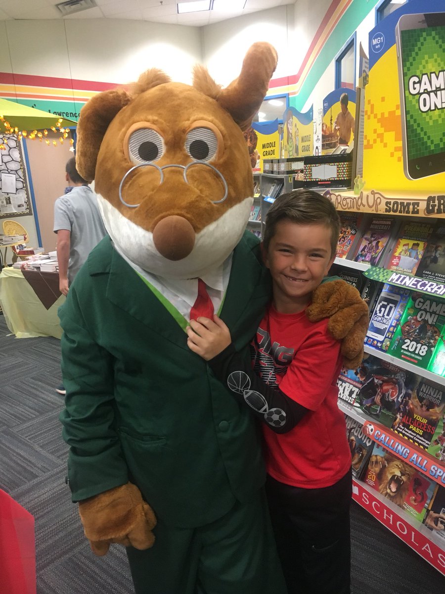 DavilynYoung's tweet photo. Look who showed up at the book fair- Geronimo Stilton!! #welovetoread@nebbienation https://t.co/MZyB6KyhLo