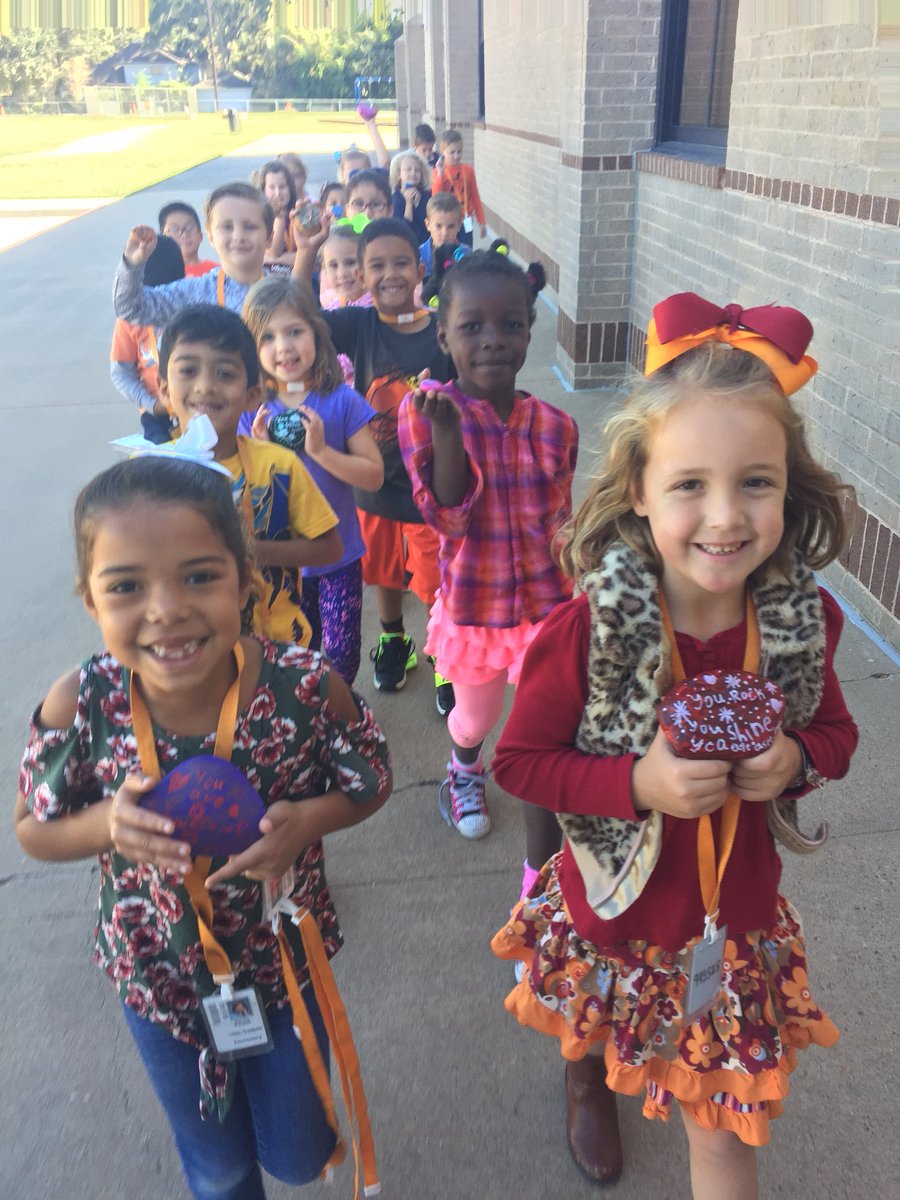 mrsevansHES's tweet photo. We finished our Kind Minds challenge! We are so happy to spread kindness to others #KMChallengeOct #HESkindminds https://t.co/M8Kw7dTHZg