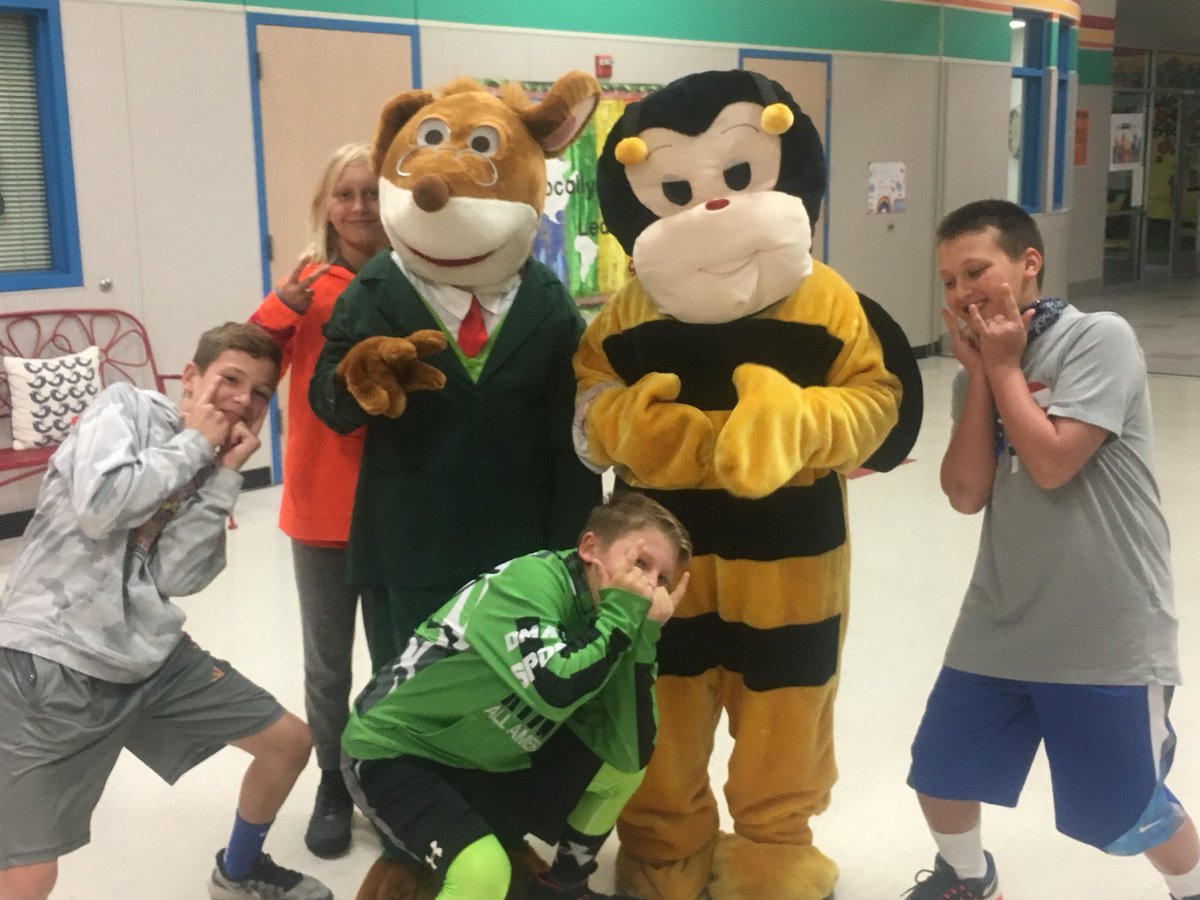 DavilynYoung's tweet photo. Look who showed up at the book fair- Geronimo Stilton!! #welovetoread@nebbienation https://t.co/MZyB6KyhLo