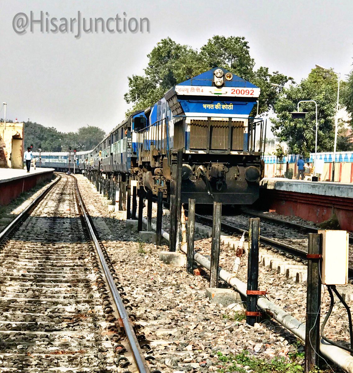 HisarJunction's tweet photo. Train No.14520 BTI-DLI-BTI #KissanExpress powered by #Offlink WDP 4/20092/BGKT entering onPF 1,Hisar @RailMinIndia @PiyushGoyal @NWRailways https://t.co/Oy0CxUNjsV