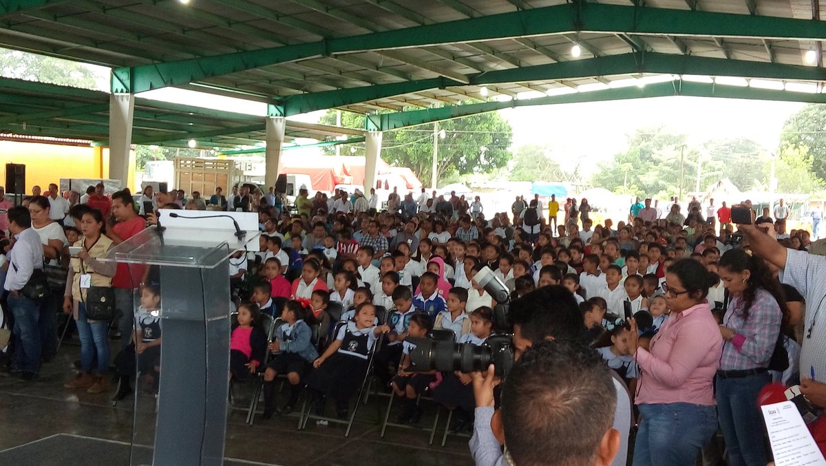 DGLB_GobOax's tweet photo. En la entrega de mobiliario de Aula y equipamiento de cocina del programa "Escuelas de Tiempo completo" Región Papaloapan @CRG_CuencaP https://t.co/paM0vmeMbf