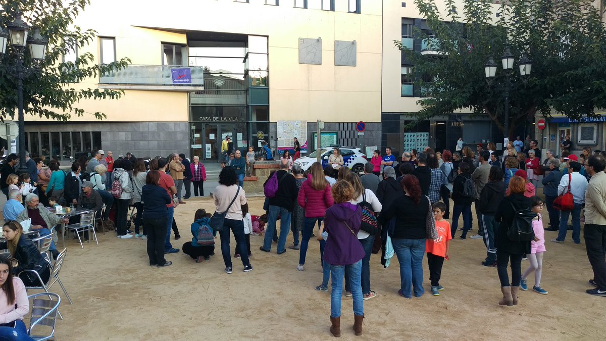 onacodinenca's tweet photo. Sant Feliu es concentra en defensa de l'Escola Catalana. Marta Pinyol, directora de l'escola bressol llegeix el manifest. https://t.co/FulbEN2xTh