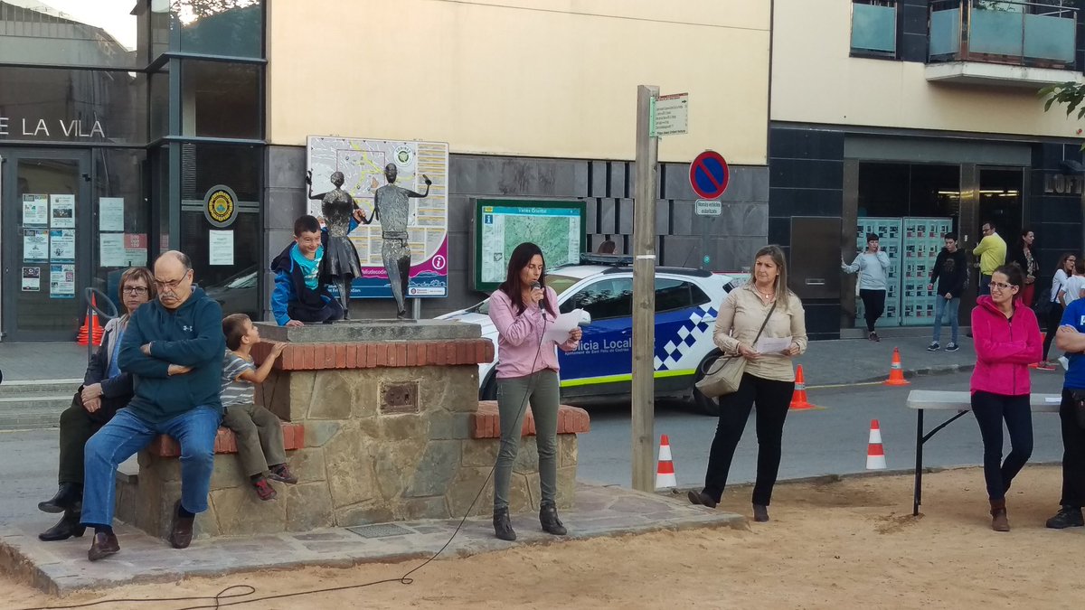 onacodinenca's tweet photo. Sant Feliu es concentra en defensa de l'Escola Catalana. Marta Pinyol, directora de l'escola bressol llegeix el manifest. https://t.co/FulbEN2xTh