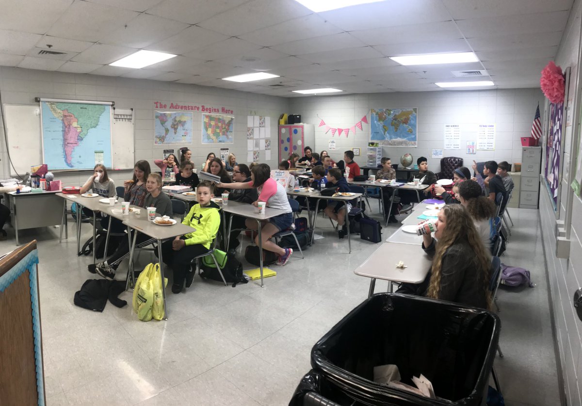 LoneOakMS's tweet photo. Students cashed in their flash cash for a pizza party!!! https://t.co/t2cQ7Pua9y
