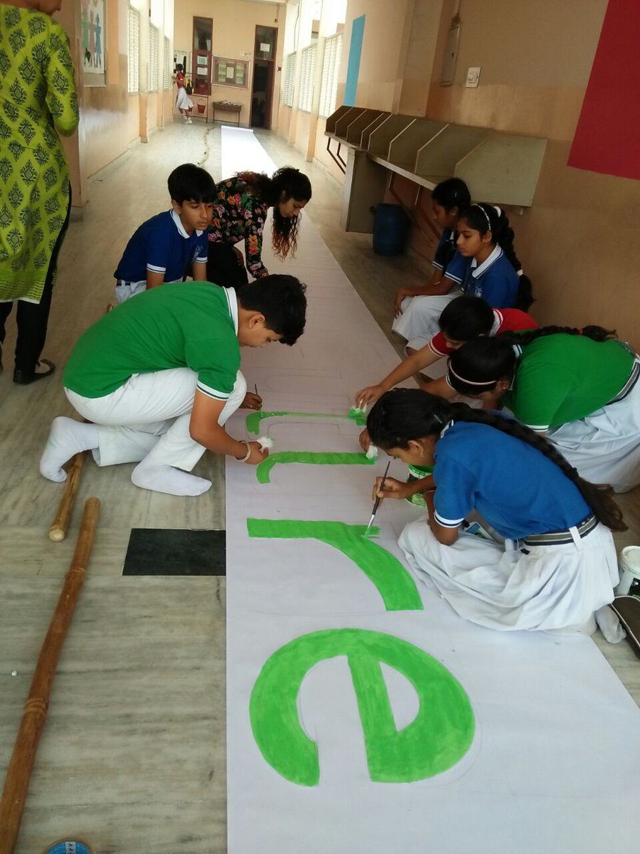 pkdhillon08's tweet photo. 25 ft long poster being prepared on #ClimateActionP by Ss of Grade 7 of KamlaNehruPublic Sch India "Together we R Stronger" @zelfstudie https://t.co/jcrMJVkCm5