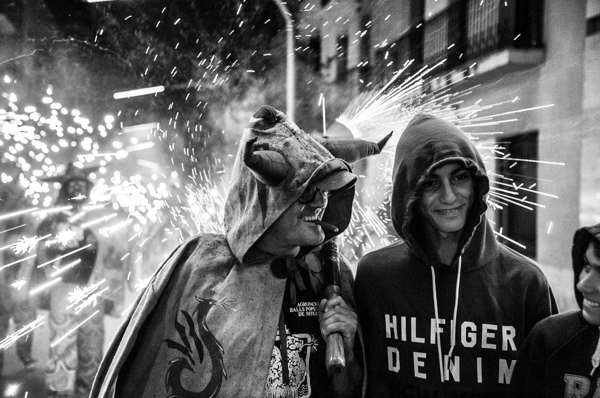 DiablesLesCorts's tweet photo. 😘😈 Fent amics... Foto del passat #Correfoc #Unitari #fmlescorts17!
Autor: @ArtNikonAtac https://t.co/sBu1ujpRK9