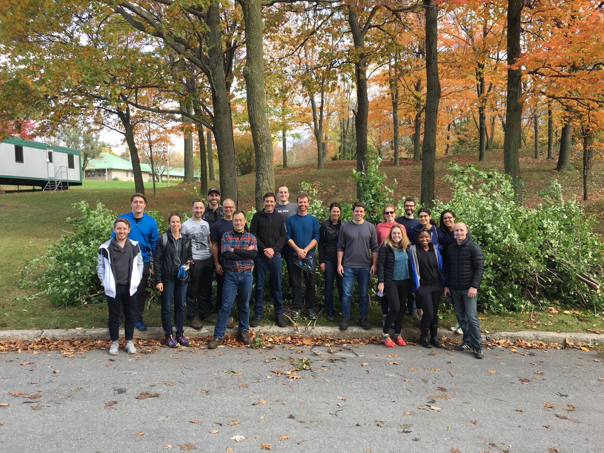InvestPSP's tweet photo. Nos bénévoles #PSPsengage plantent des arbres sur le @LeMontRoyal avec Les amis de la montagne aujourd’hui. https://t.co/8TNo5DO5IM