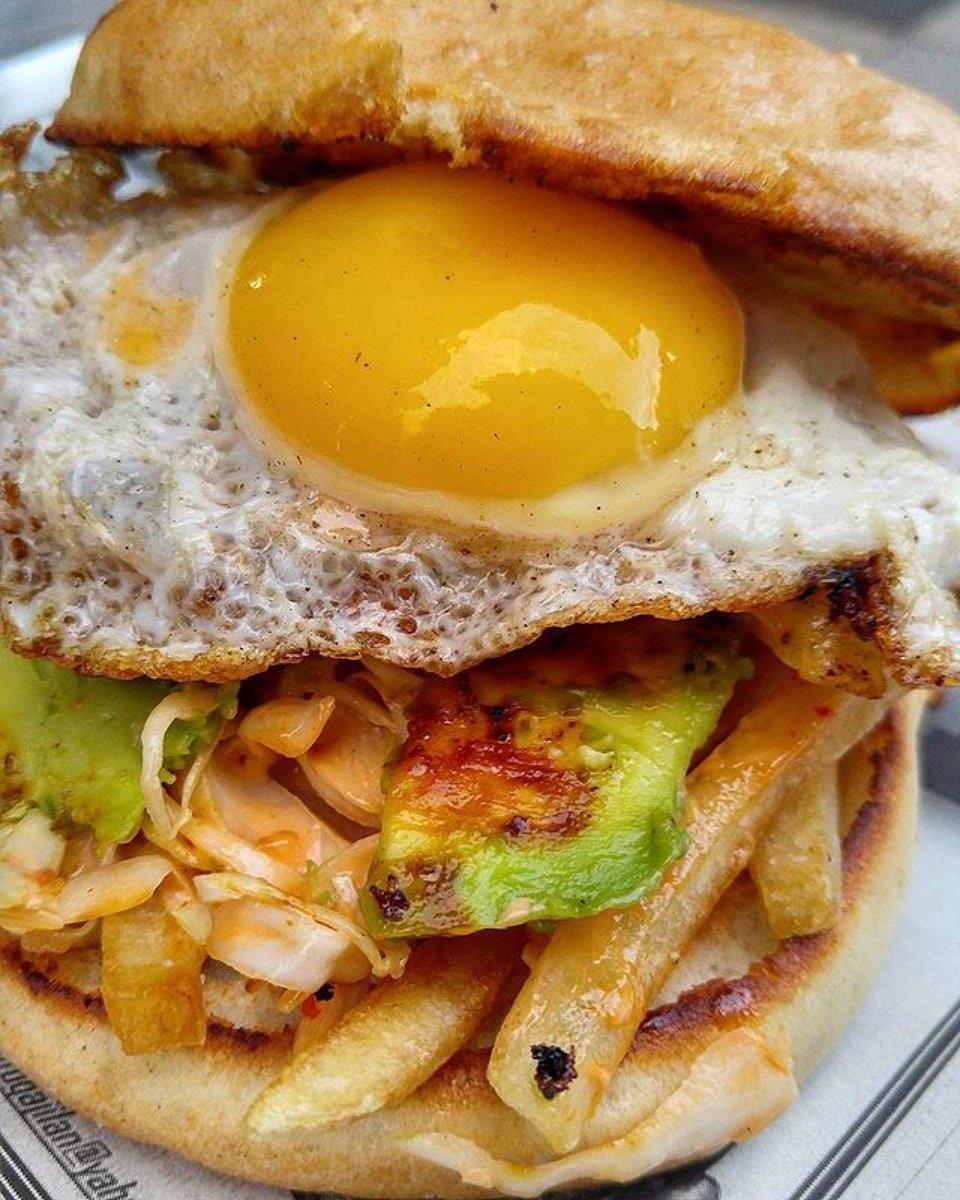 FlipSigi's tweet photo. Part breakfast, part brunch, and 100% the best #hangovercure you could ask for. Here’s a close up of the DP #Burger in all its glory 😍 https://t.co/cR4ZQfA7bf