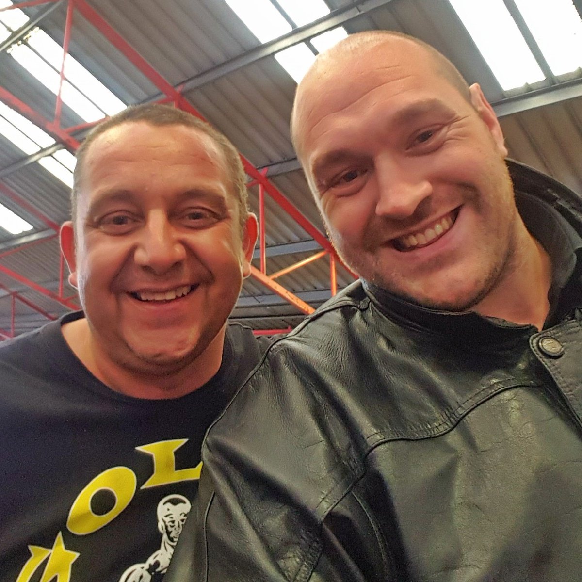 LSandblast's tweet photo. @Tyson_Fury Thankyou Tyson Fury for taking time to have pictures took made my dad,a lovely guy https://t.co/Qu3hpgUMh5