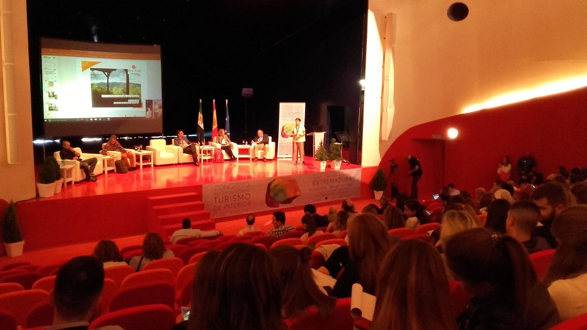 SlowFoodEx's tweet photo. Susana Sancho presenta #SlowFood en el Focus Group de Turismo Gastronómico durante el  #CongresoTur_Ex  en #Plasencia.  #SlowFoodTravel https://t.co/s04otLEgxo