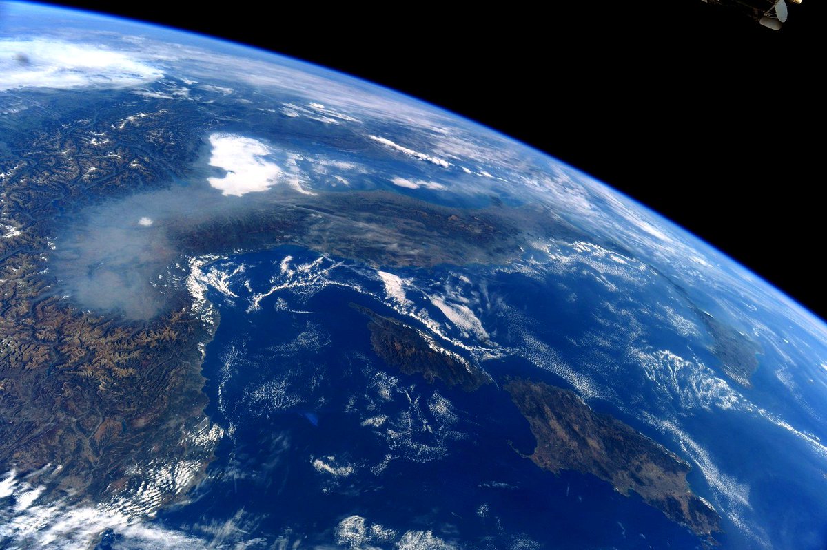 astro_paolo's tweet photo. La Pianura Padana qualche ora fa... Nebbia o smog? #VITAmission #Italia https://t.co/mGje7sFRbE