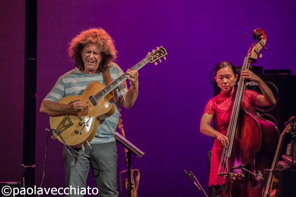 PadovaJazz's tweet photo. rievocando il concerto di @PatMetheny a #padovajazz negli scatti di @PaolaVecchiato dal teatro Verdi @TSVeneto, lo scorso venerdì 13 ottobre https://t.co/mRDw26RLyp