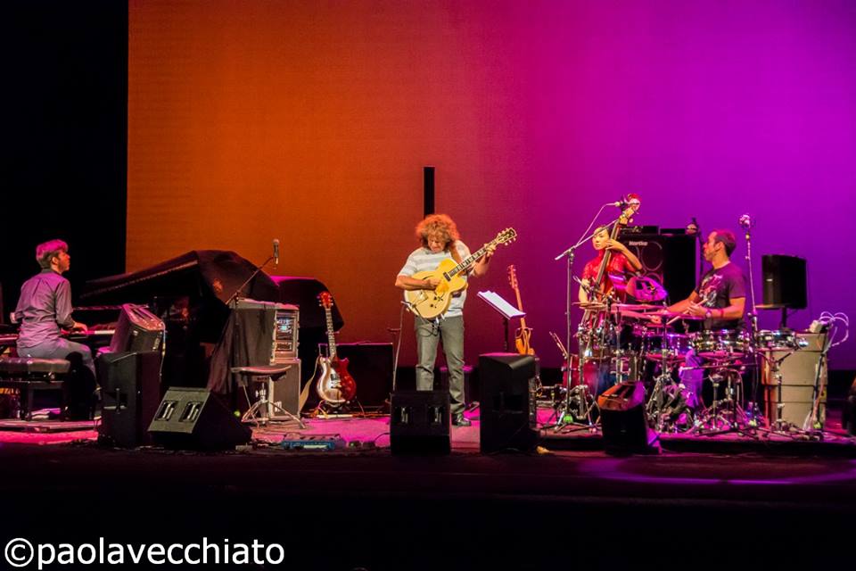 rievocando il concerto di <a href="/PatMetheny/">Pat Metheny</a> a #padovajazz negli scatti di <a href="/PaolaVecchiato/">paola vecchiato</a> dal teatro Verdi <a href="/TSVeneto/">TeatroStabileVeneto</a>, lo scorso venerdì 13 ottobre
