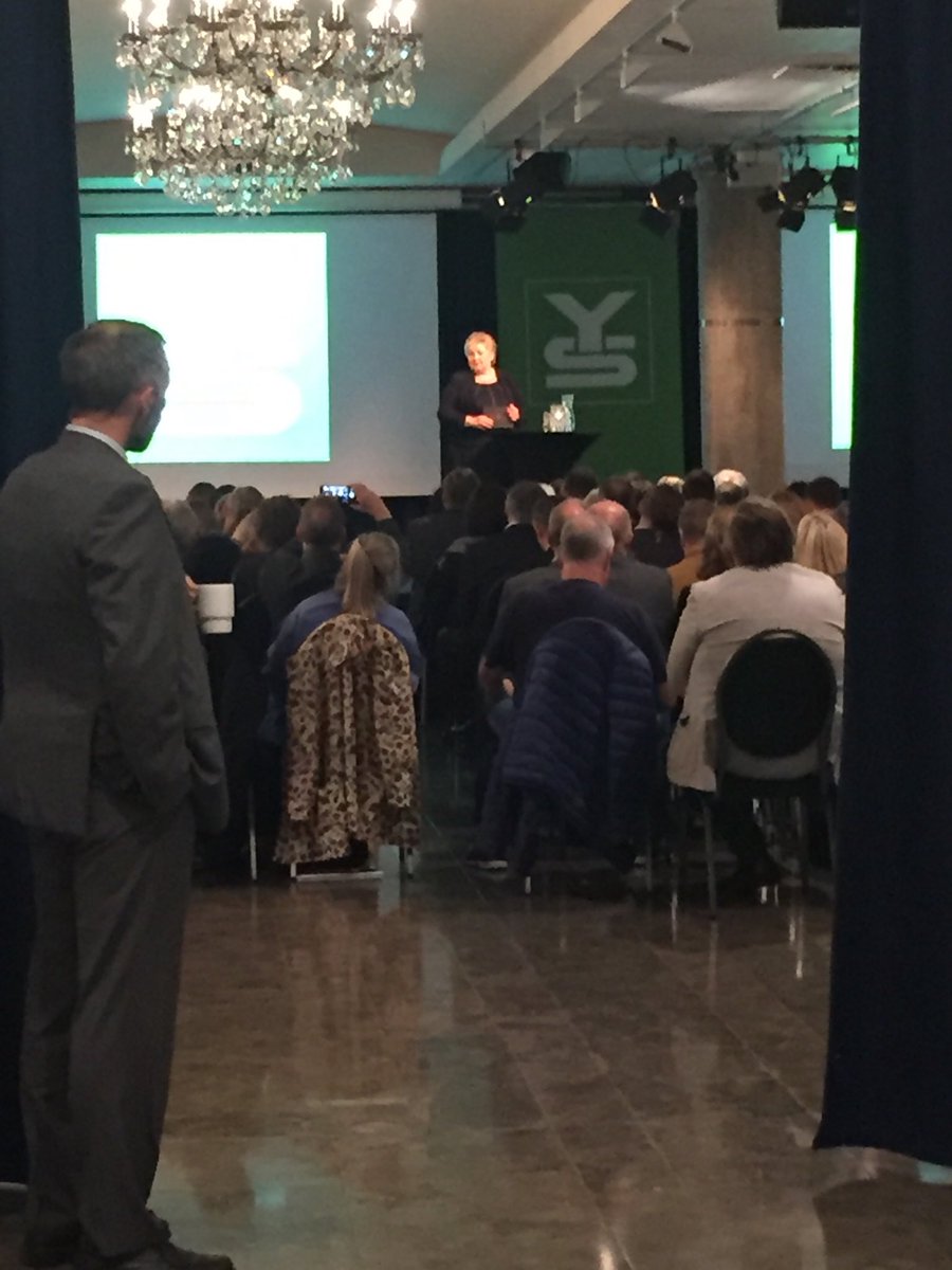 Parat_Aktiv's tweet photo. Erna Solberg gratulerer 40-åringen @YSNorge på YS-konferansen i Oslo i dag #parataktiv https://t.co/gFR9WicM04