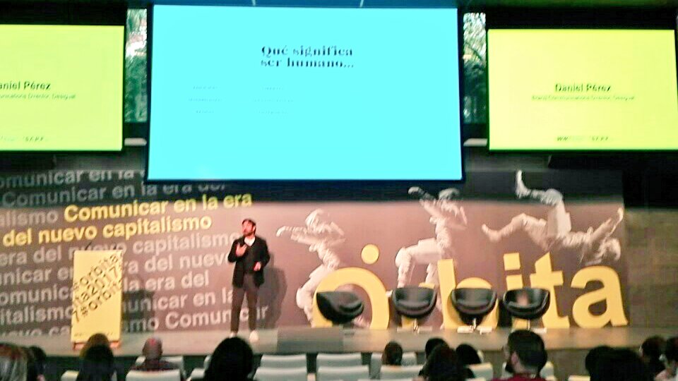 LaxIdeaSergio's tweet photo. #orbita2017 ¡Qué grande Daniel Pérez #BrandCommunicationDirector de @Desigual que menciona a #GuillesLipovetsky y nos define el «ser humano» https://t.co/iddbiYcWJ9