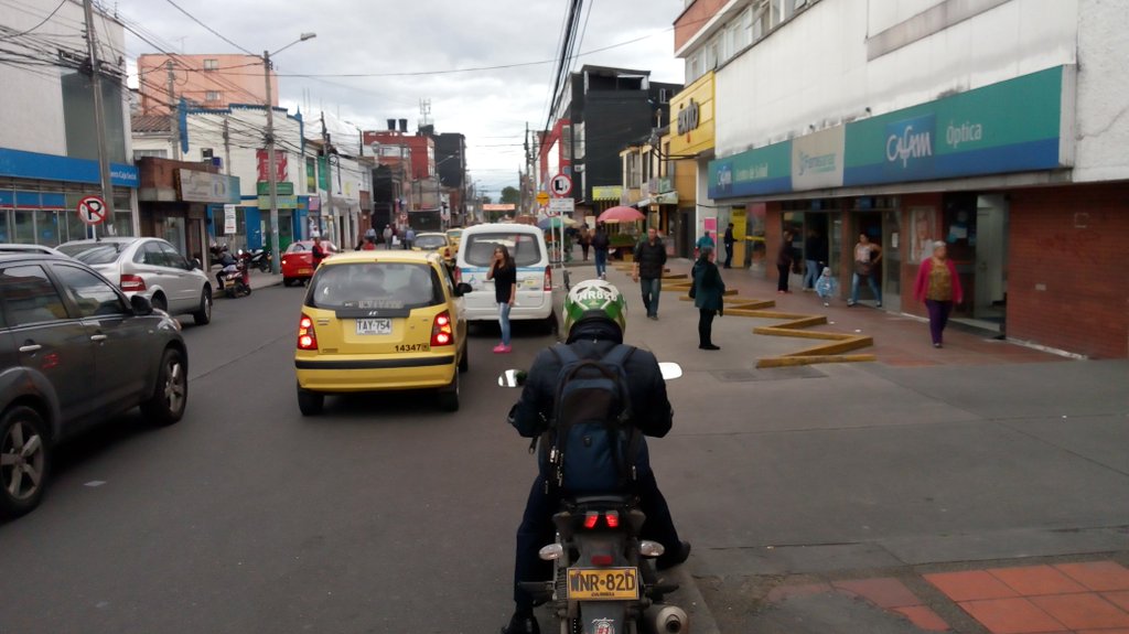 multandoBog's tweet image. Nos reportan abandono de ciclorruta en cra 16. Se pierden los maletines o los usan para proteger carros que parquean frente a comercios