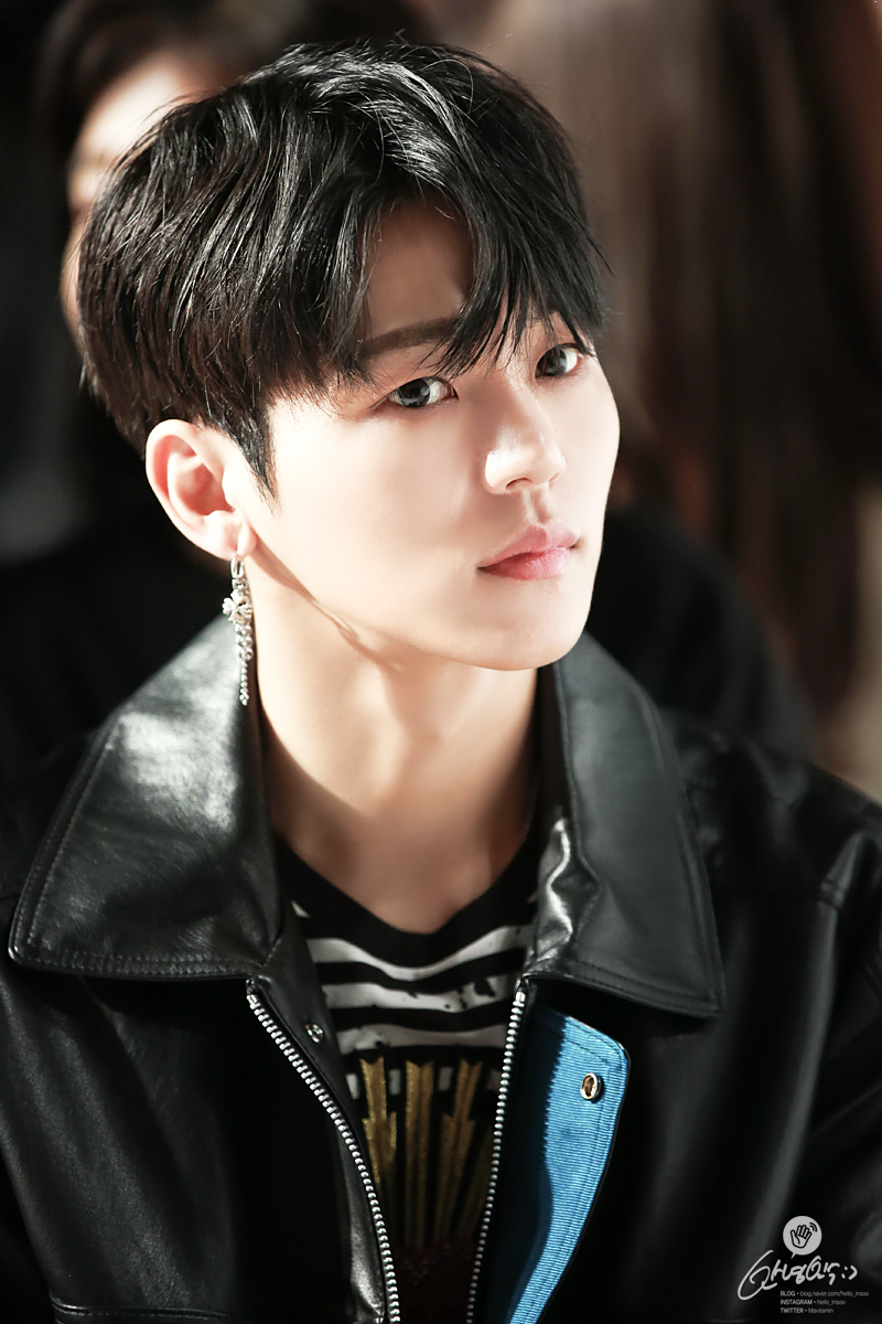 MaVitamin's tweet photo. ✔171018 ‘2018 SS Hiseoul Fashion Show_TERIAT’

@k10208888 두 눈이 초롱초롱 ★_★💕

#마이네임 #MYNAME #insoo #마이네임인수 #인수 #강인수 #테리엇 #TERIAT https://t.co/vWlmbfjF2e