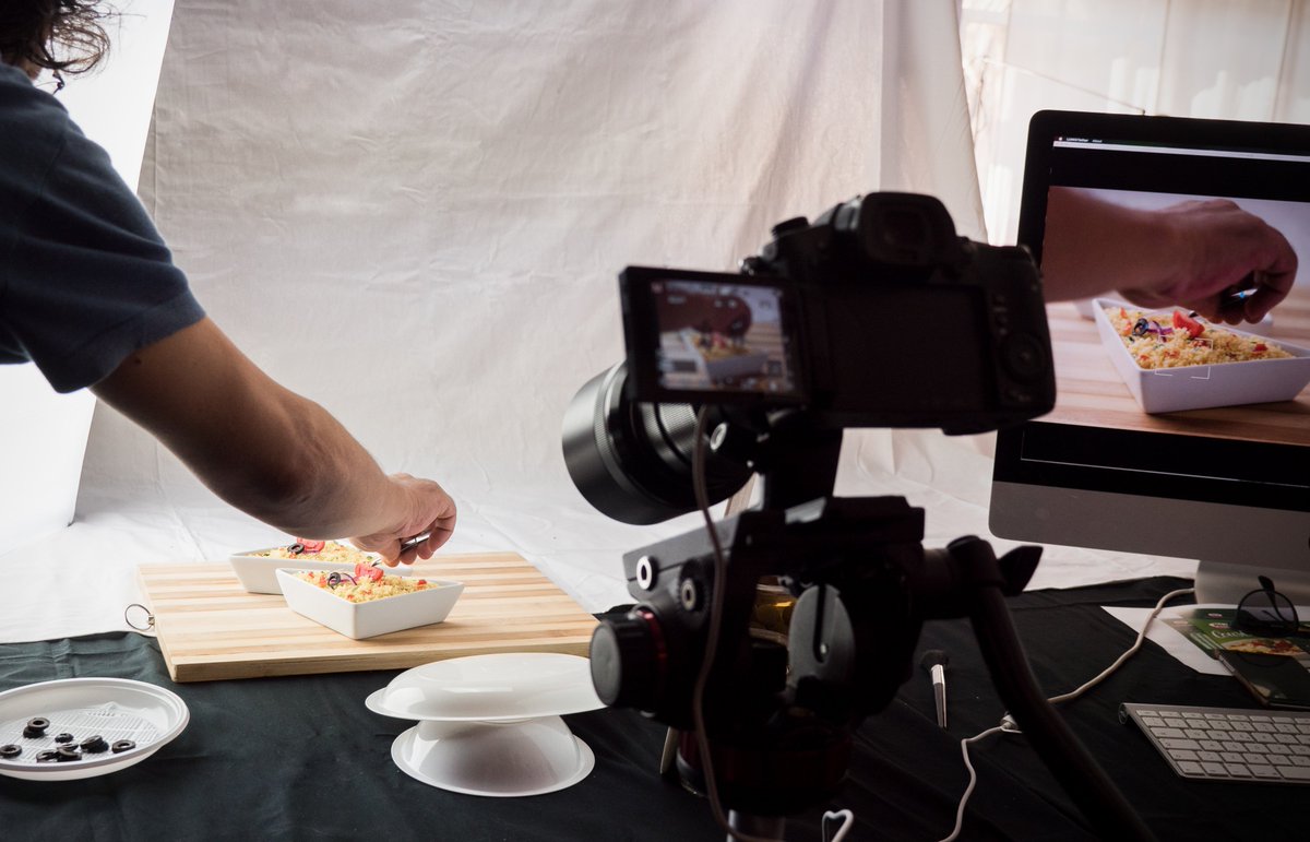 Feedback_adv's tweet photo. Giornata di shooting in casa #Feedback 📸 Stamattina abbiamo realizzato un servizio fotografico per il nuovo packaging di @Bia_couscous https://t.co/vNyoKXBJ0r