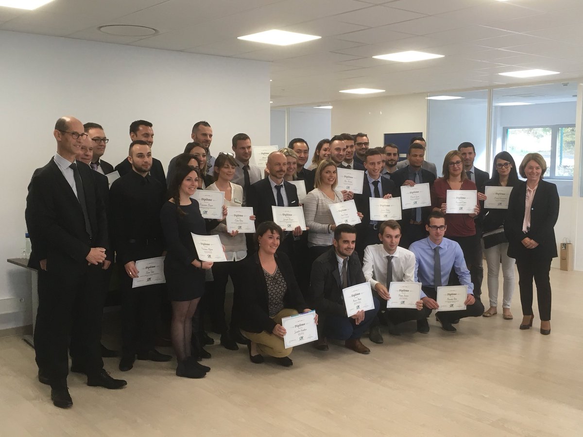 jolbonito's tweet photo. Remise des diplômes aux collaborateurs du Crédit Agricole Loire Haute Loire en présence des DRH et DGA.Bravo à toutes et tous! https://t.co/2oR6kWinCg