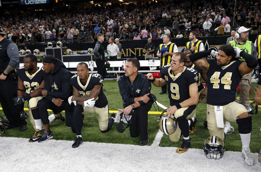 orlandosentinel's tweet image. Donald Trump again blasts NFL over players kneeling: 'Total disrespect for our great country!' thesent.nl/2yRW8uK