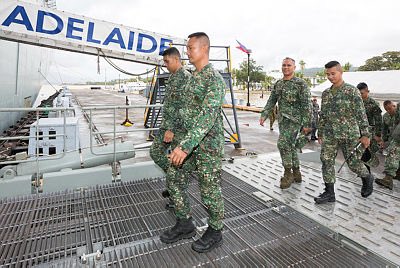 COMAUSFLT's tweet photo. @Australian_Navy #HmasAdelaide and Philippine Marines conduct HADR training in Subic Bay, Philippines, for #IPE17 https://t.co/YNfFBOXb1P