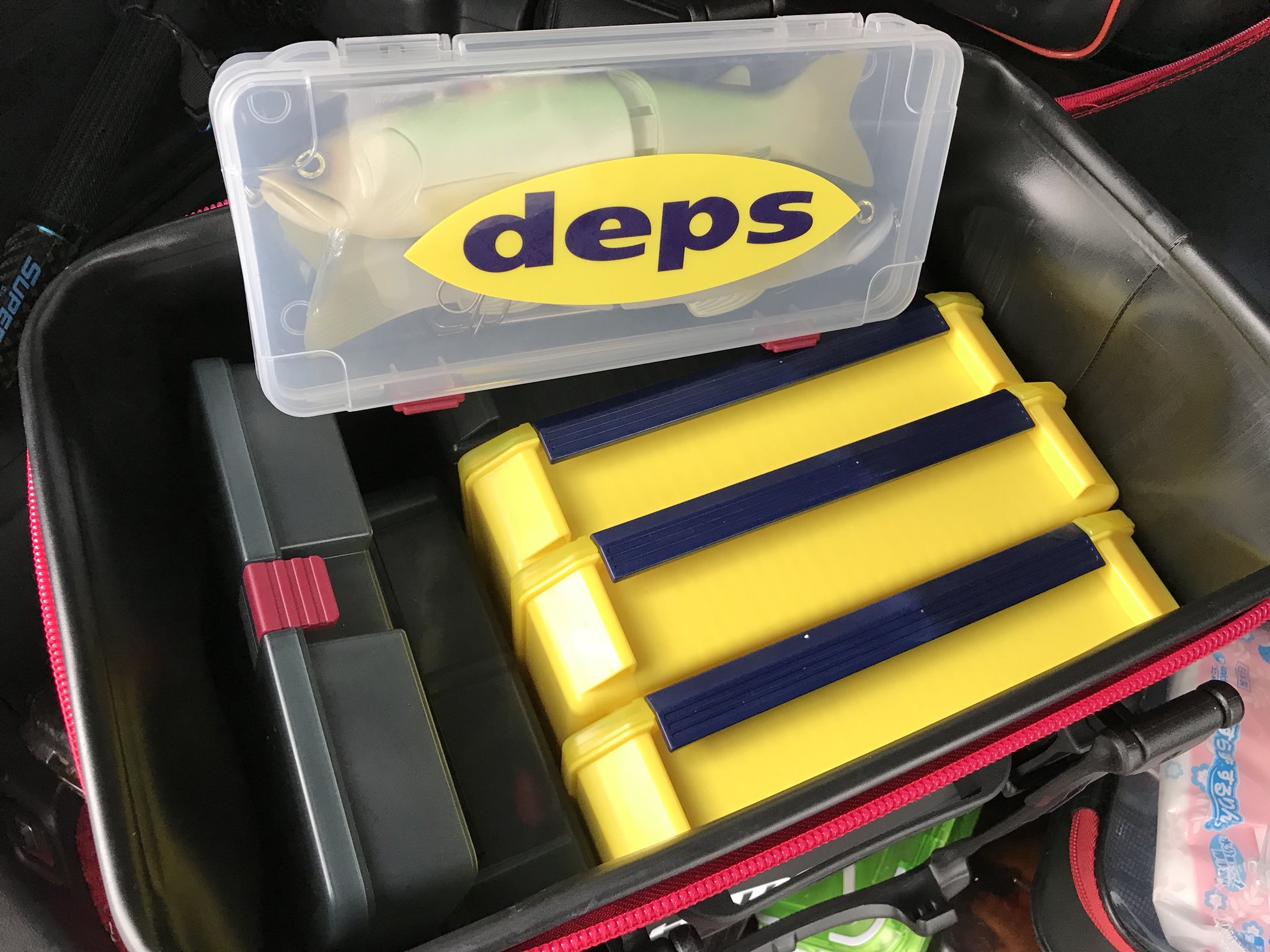 旧吉野郎 V Twitter 今日は車内の片付け ボックスが増えすぎてるので新しいバッカンを買って整理整頓 あと100均でスパイラルコード買ってランガン時のちょい置き空間作りました 普段は天井のロッドホルダーに置いてるんですが1ヶ所であまり粘らずひたすらランガン