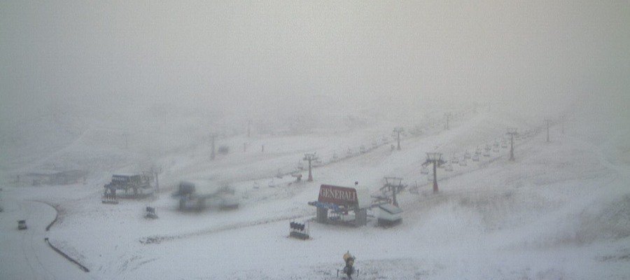 A3Noticias's tweet photo. Caen los primeros copos de nieve en Sierra Nevada https://t.co/F63YNUqQ5Q https://t.co/td9aTNrNQx