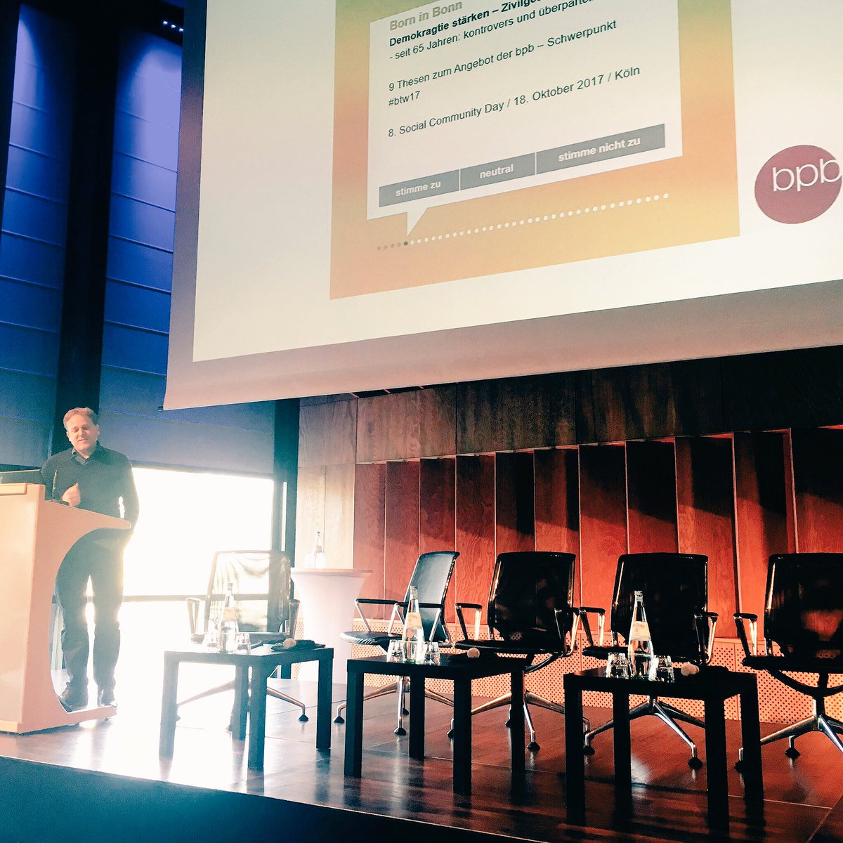 Solution_Space's tweet image. Daniel Kraft von @bpb_de bei der Eröffnung des Social Community Day 2017 🙌🏼
#SCDay17 #solutionspace #outaspace