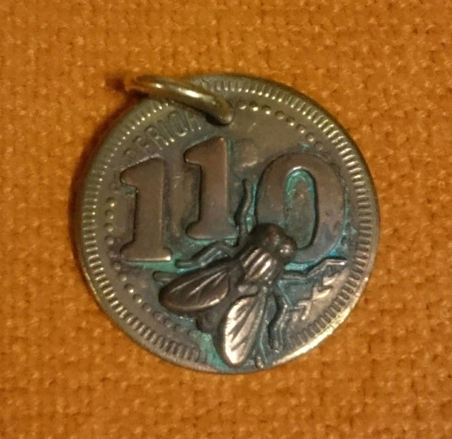 おはなし アメリカの真鍮のコインに息子の誕生日を入れて作って貰った モチーフは色々あったがかっこいいのでハエ 夫は反対していたが 逆にこれがかっこいいと思われるくらいのイイ男になって欲しい T Co 2w9sbaixbz Cycletrash Roperstore