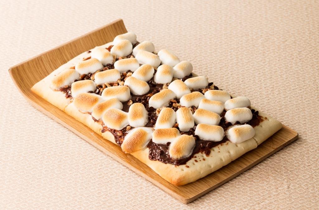 ピザはピザでもスイーツピザ「チョコレートマシュマロピザ」。 お菓子