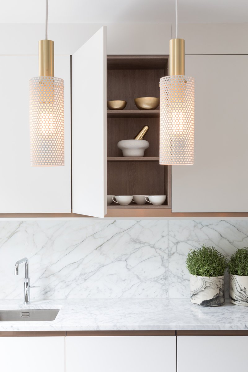 JSRE_Partners's tweet photo. Design: Inlaid #bronze, bookmatched #Calacatta, @quookeruk & stunning #Rubn #voguependants from @2021london for our Hyde Park Place #project https://t.co/is4Tiyar3Q