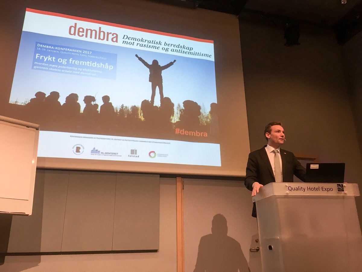 - Alle skoleelever bør få være med på #dembra, sier @Henrikasheim på Dembrakonferansen <a href="/RaftoFoundation/">Rafto Foundation</a> <a href="/GHjeltnes/">Guri Hjeltnes</a> @Solmol <a href="/Falstadsenteret/">Falstadsenteret</a>