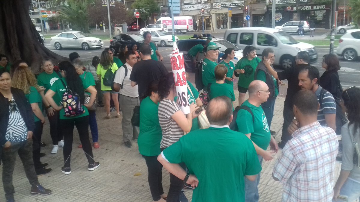 PAH_ELX's tweet photo. PAHs alicantinas exigimos hoy a @BancoSabadell que cese en su bloqueo en las negociaciones y retire anexo #WelcomeToAlacant #PAHvsSabadell https://t.co/Zbdk5d4yBd