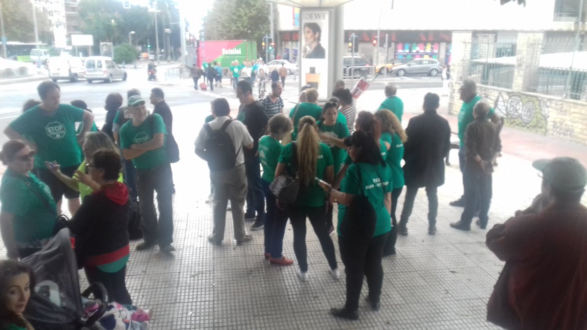 PAH_ELX's tweet photo. PAHs alicantinas exigimos hoy a @BancoSabadell que cese en su bloqueo en las negociaciones y retire anexo #WelcomeToAlacant #PAHvsSabadell https://t.co/Zbdk5d4yBd