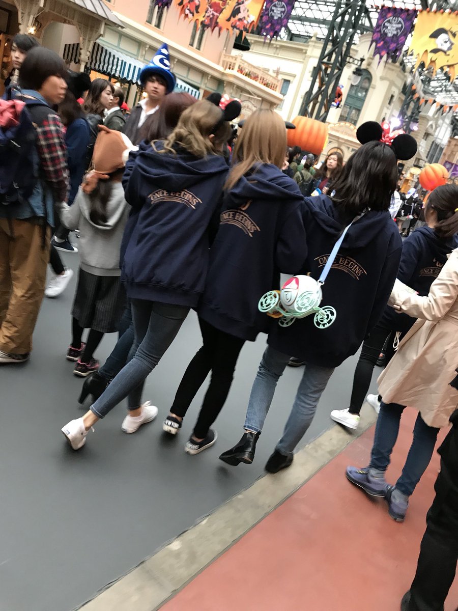 __gideonn's tweet photo. ディズニーでTWICEや！！！😍😍 https://t.co/soKZ3BzPiC