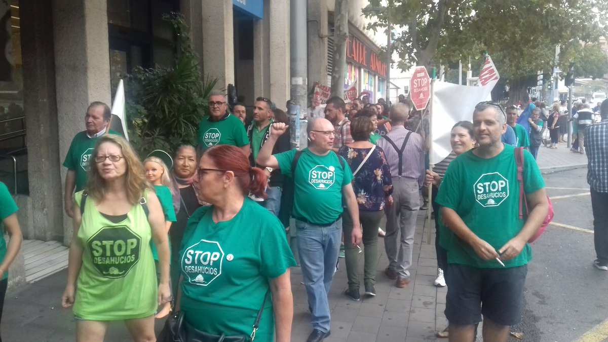 PAH_ELX's tweet photo. Sede central (ahora estatal 😥) de @BancoSabadell No hay derecho a casi 2 años de bloqueo a la @LA_PAH  #WelcomeToAlacant #PAHvsSabadell https://t.co/axq0ekCnKp