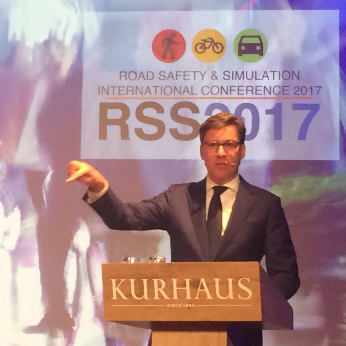 cooperativeguy's tweet photo. Keynote speech by @PieterLitjens on smart mobility choices in smart cities. Driverless vehicles vs vehicleless drivers (peds)/bikes #RSS2017 https://t.co/UQzApRHool