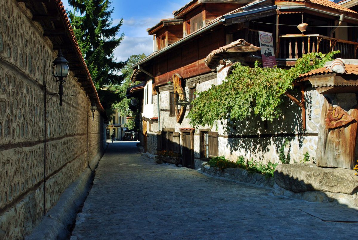 Travelling_Buzz's tweet photo. When in #Bulgaria go to #Bansko - a small town surrounded by the beautiful Pirin mountain💓 #instawalk #exploreabulgaria #traveltips #oldtown https://t.co/yACemVPSeW