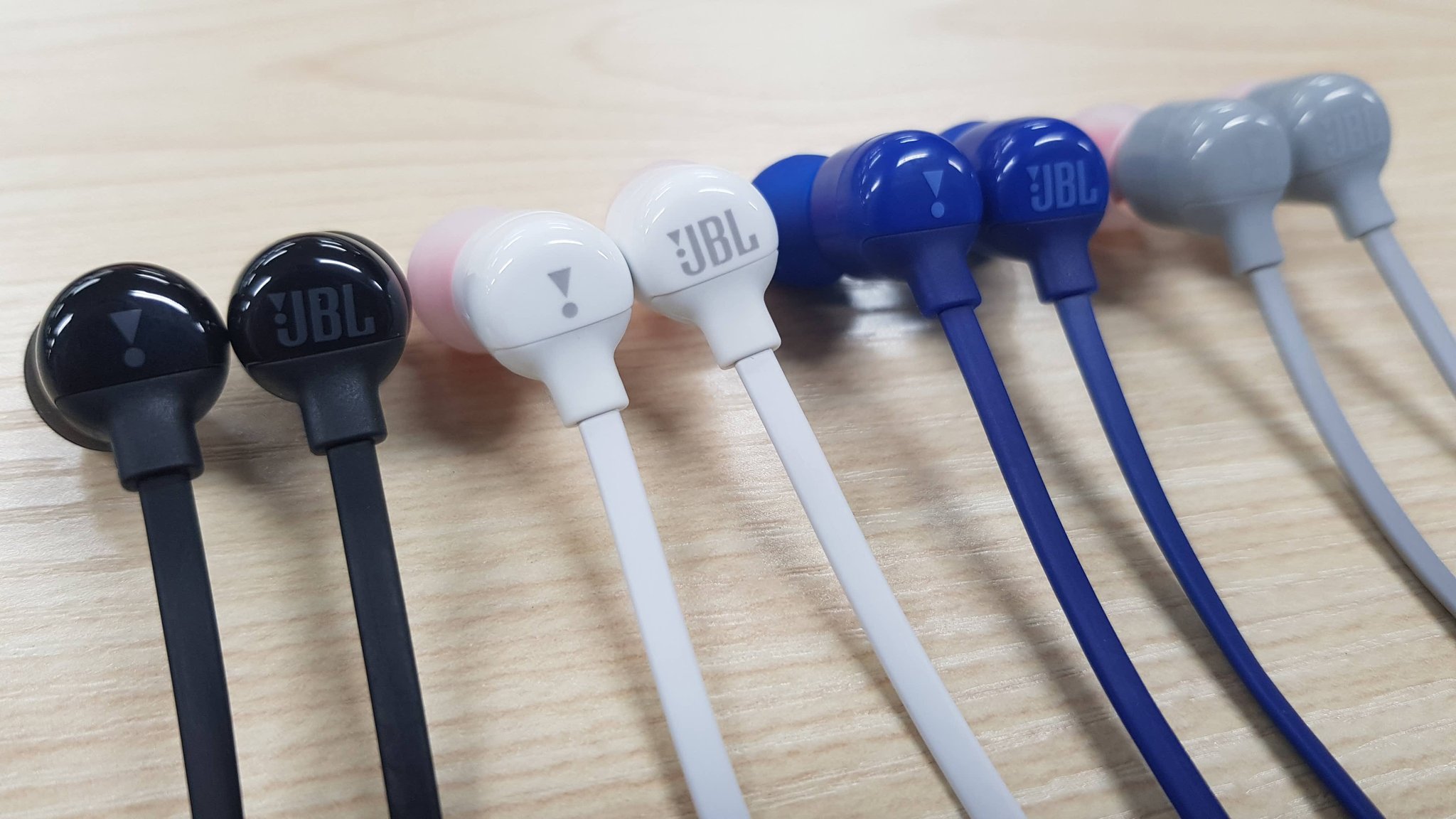 イヤホン ヘッドホン専門店 E イヤホン Di Twitter Jbl T110bt 今回発売されるカラーバリエーションは ブラック ホワイト ブルー グレイ の4色となります なお 今後ピンクとグリーンが11月に発売予定となっているそうです Jbl T110bt ワイヤレスイヤホン