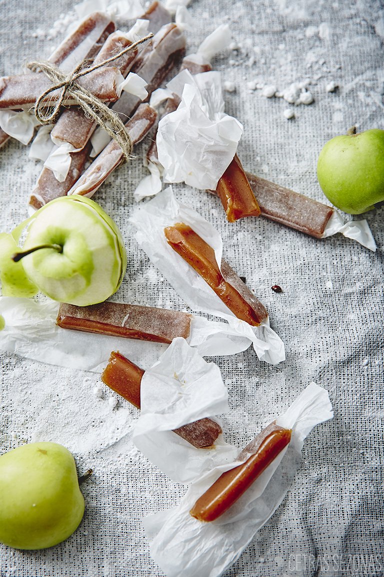 Sāļās ābolu karameles vēlreiz pierāda, ka ābols un karamele ir kā radīti viens otram!  Recepti meklē - cetrassezonas.lv/lv/receptes/de…